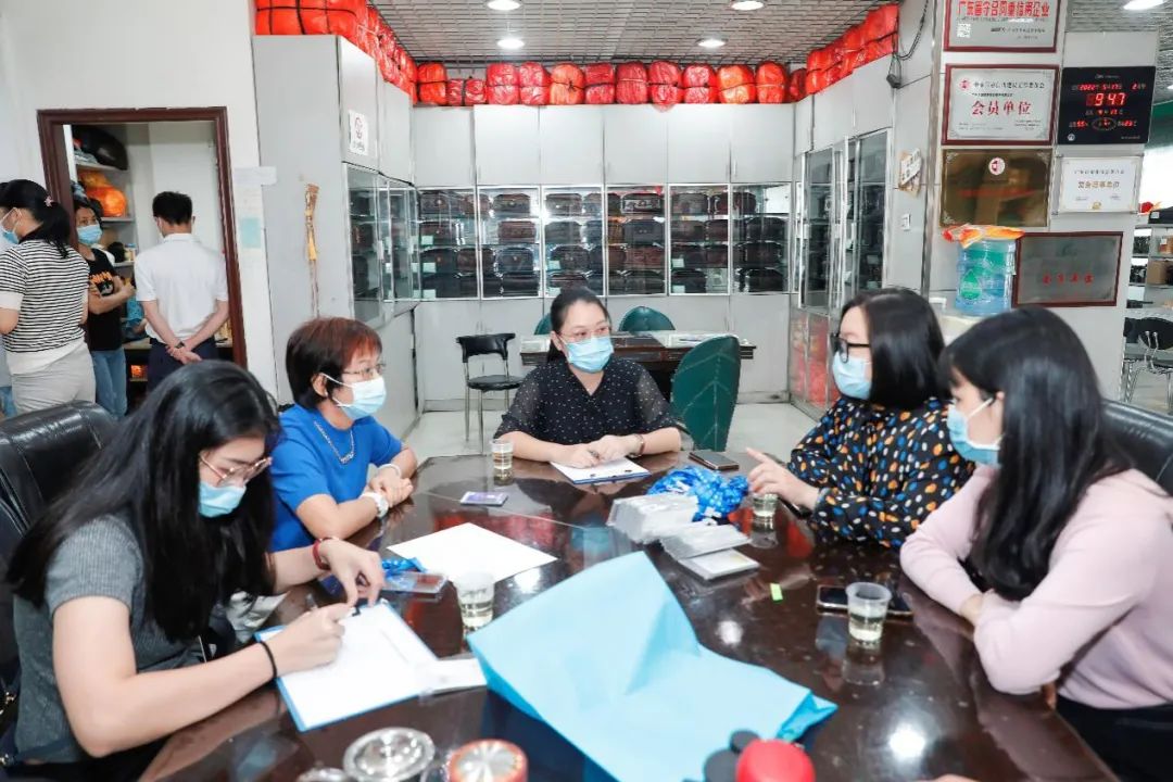 广州市殡葬协会派发民办殡仪服务机构从业人员工作证取得良好效果